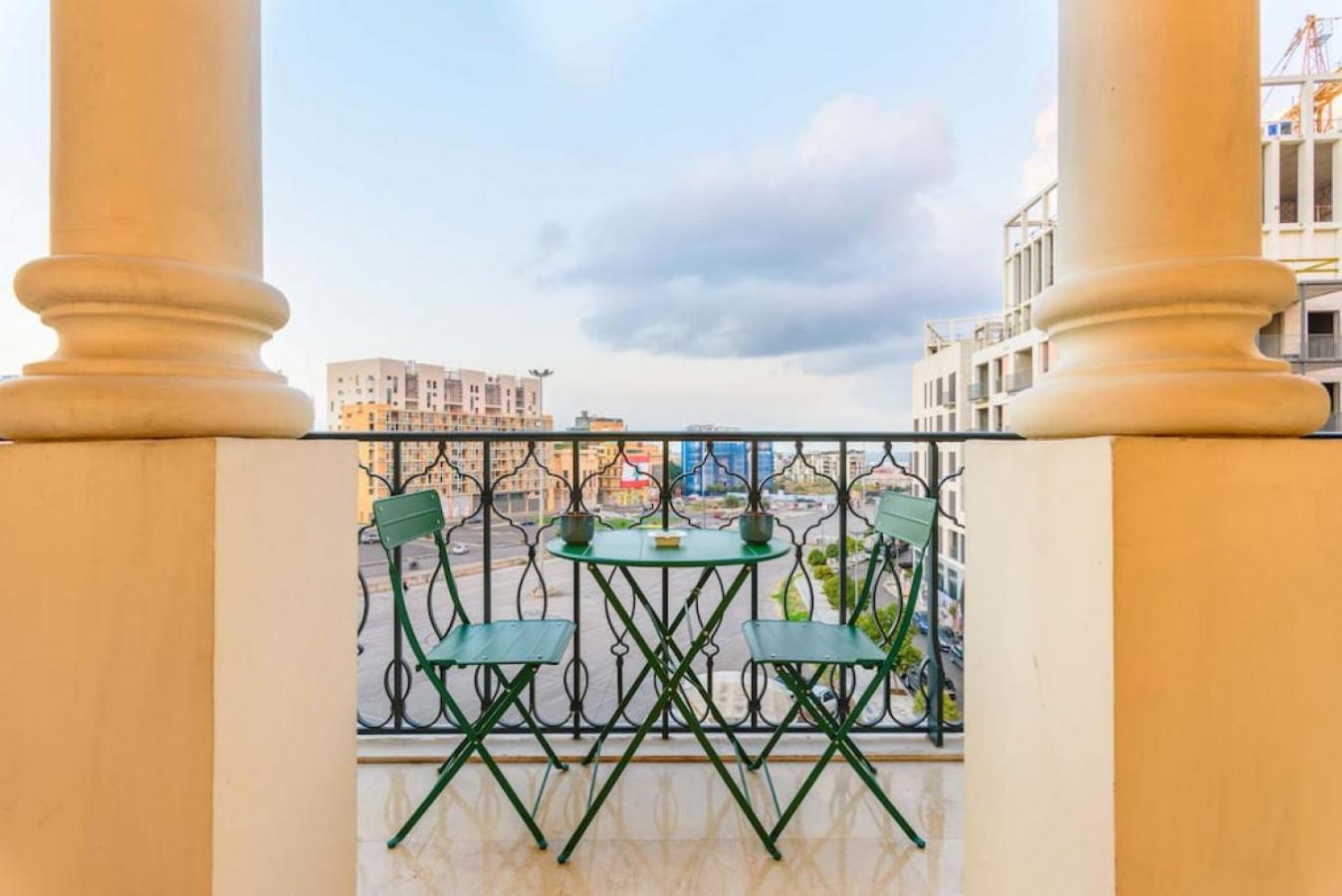 Mundo - Exquisite 2-br W Balcony At Saifi Village Apartment *