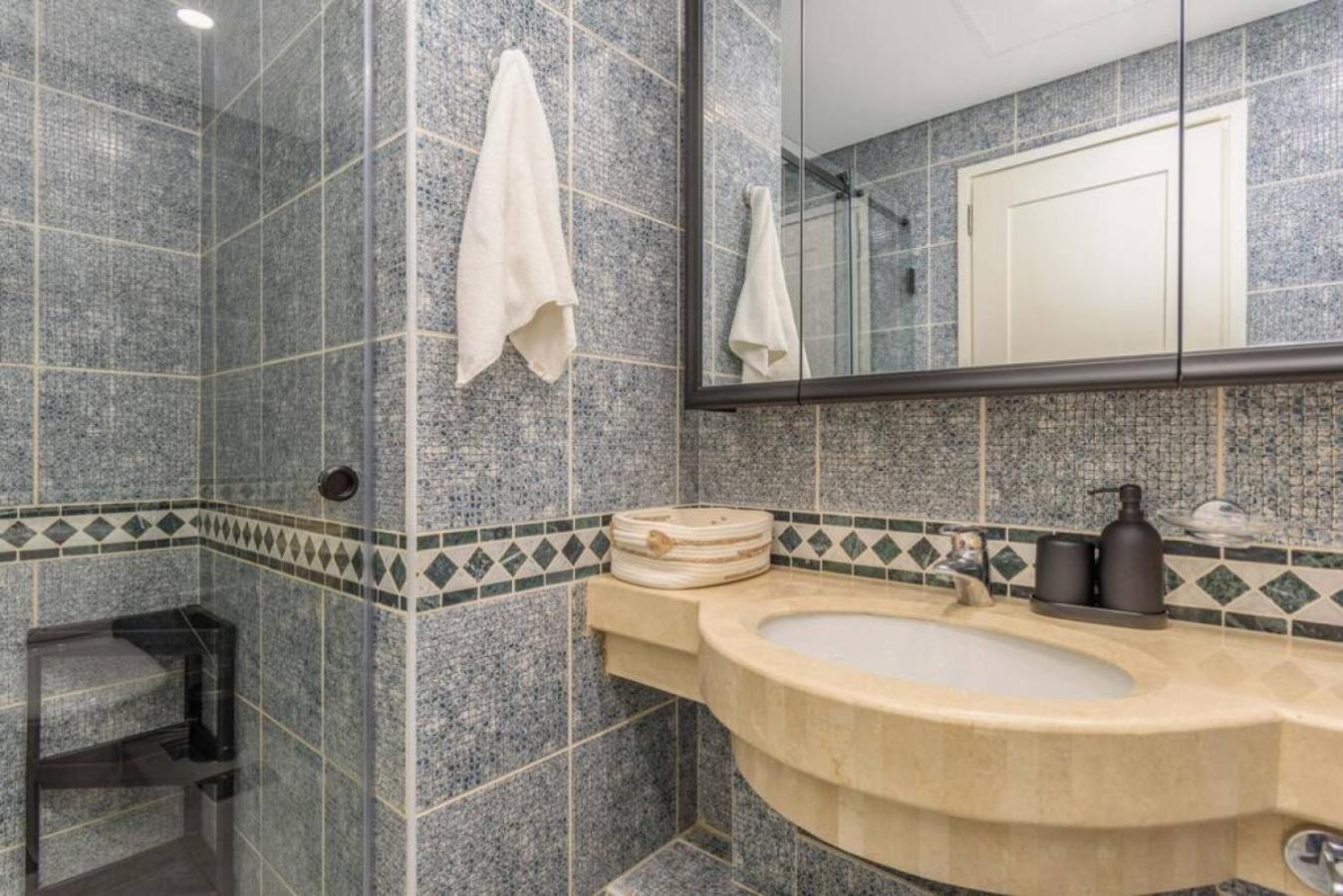 Mundo - Exquisite 2-br W Balcony At Saifi Village * Beirut