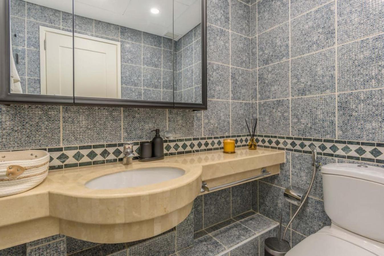 Mundo - Exquisite 2-br W Balcony At Saifi Village Beirut