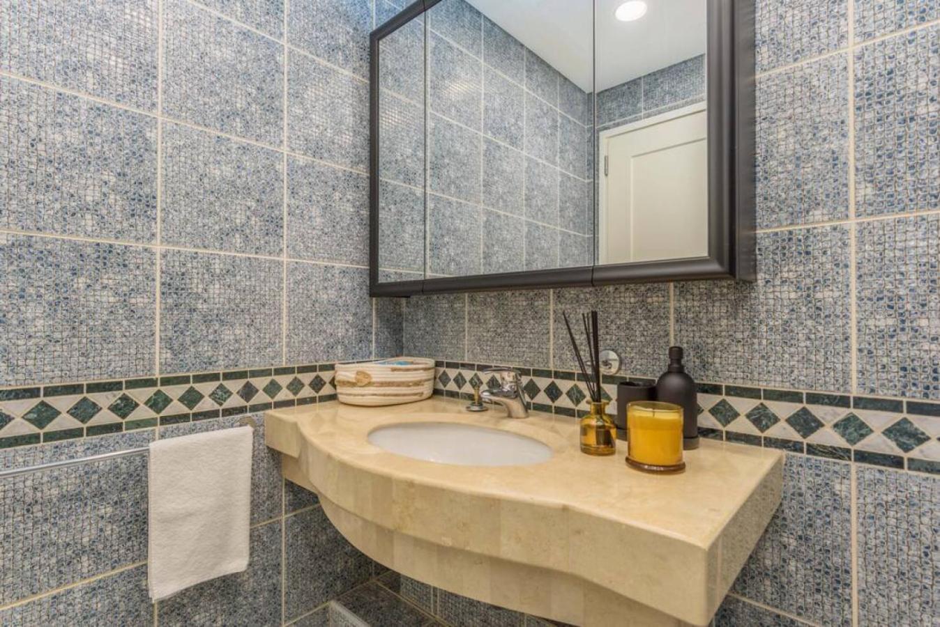 Mundo - Exquisite 2-br W Balcony At Saifi Village