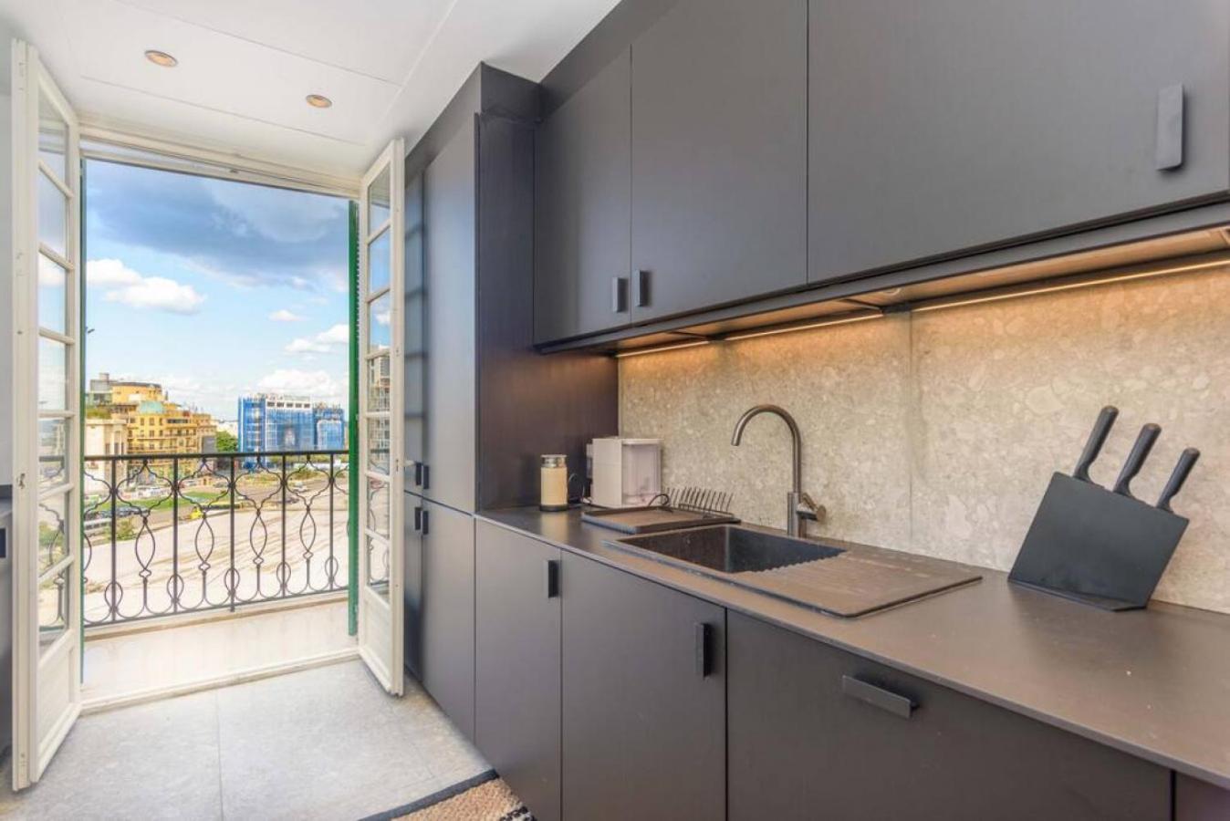 Mundo - Exquisite 2-br W Balcony At Saifi Village *