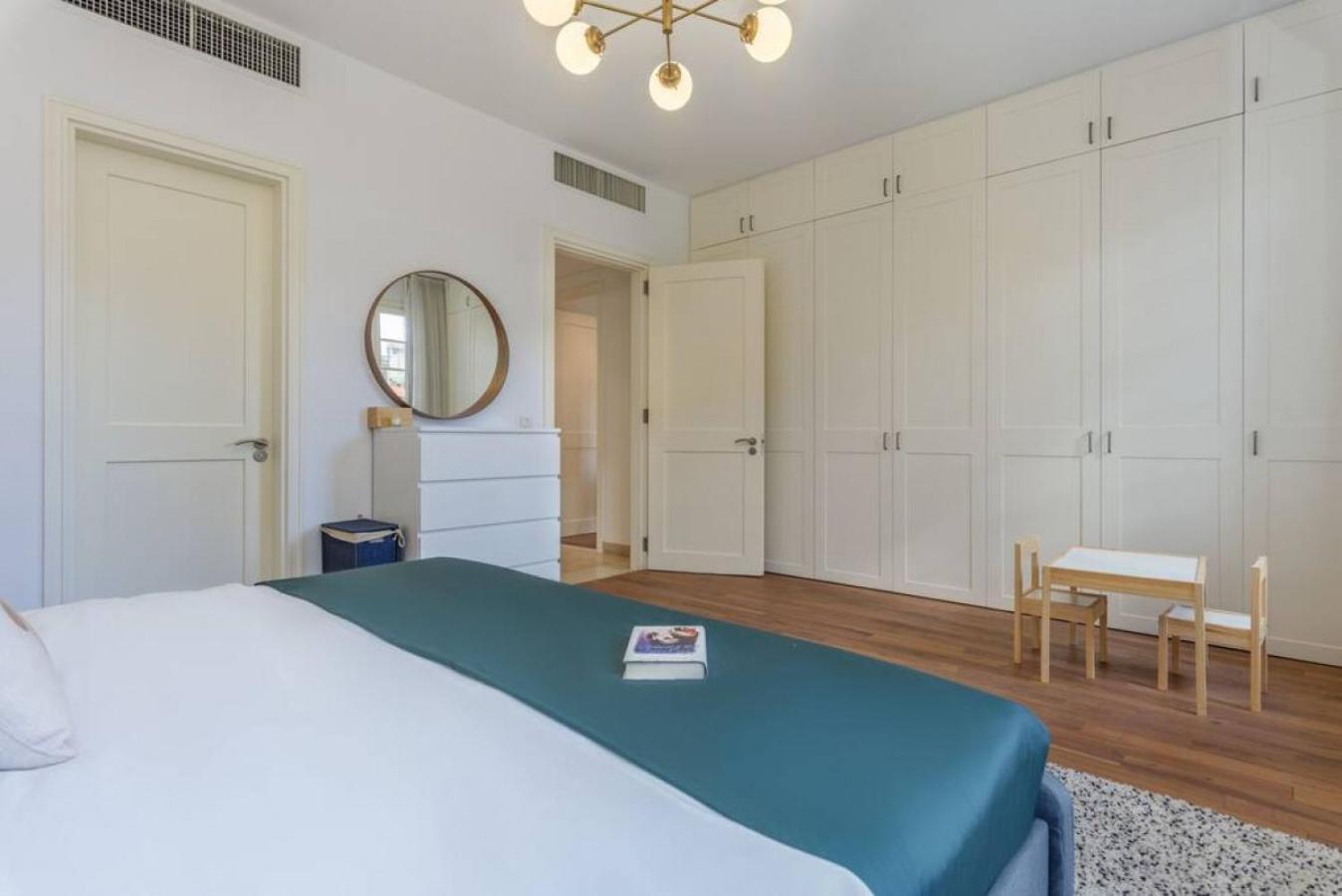Mundo - Exquisite 2-br W Balcony At Saifi Village Beirut